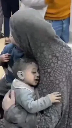 حرکات دست این کودک زخمی و گرسنه در آغوش مادری حیران باید 