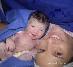نوزادی که به محض تولد خندید!!!