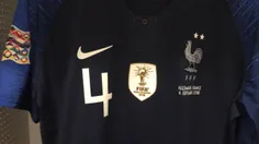 پیراهن کاپیتان واران در رختکن فرانسه و لوگوی قهرمانی جهان
