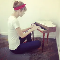 taylor jonam ba piyano ye kocholosh:-)