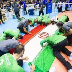 سجده شکر ملی‌پوشان والیبال نشسته روی پرچم ایران 