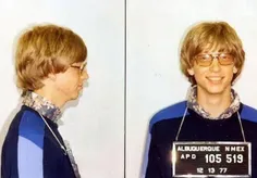 در سال ۱۹۷۷ بیل گیتس به دلیل رانندگی بدون گواهینامه دستگی