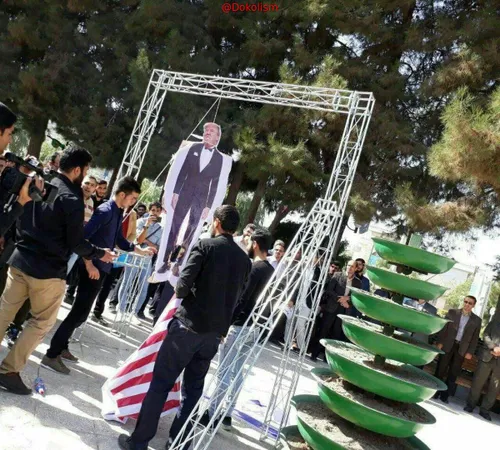 دانشجویان ایرانی با به دار آویختن ترامپ پلاستیکی پایه های