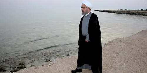 روحانی در بین مردم سیل زده یکی از روستاهای آق قلا: دولت و