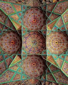 نمونه ای با شکوه از سقف پنج کاسه ، در مسجد نصیر الملک شیر