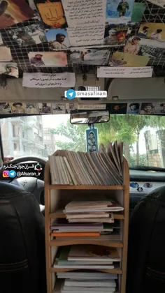 قفسه کتاب یک راننده تاکسی در ماشینش برای تشویق مسافران به