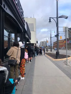 صف طولانی بلینک ها برای مرچ های بلک پینک در شهر تورنتو 