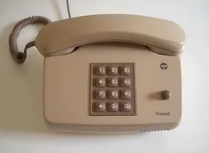 در سال ۱۹۶۸ کمپانی att دو کلید * و # رو به تلفن‌ها اضافه 