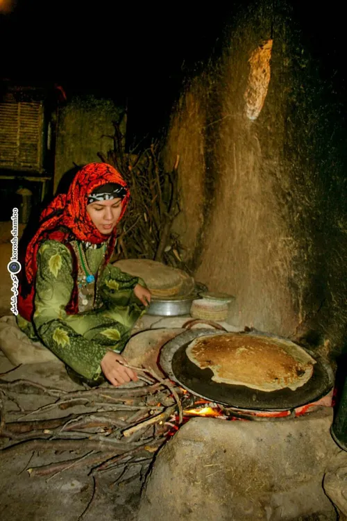 زن لر در حال پخت نان