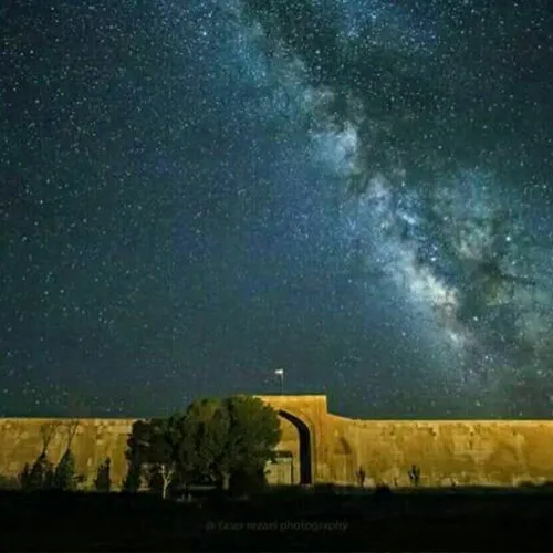 تصویری فوق العاده از کهکشان راه شیری بر فراز قصر بهرام.