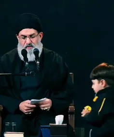 ویدئوی از « #سیدهاشم_الحیدری» از رهبران #مقاومت_عراق در حال سخنرانی و رفتار او با کودکی که در حال بازی است ؛ 