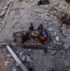 📷 سفره افطار یک خانواده فلسطینی در میان خرابه‎های منزلشان
