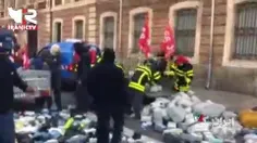 🎥 کارگران برق و گاز در اعتصابات فرانسه صدها کنتور را به نشانه اعتراض به خیابان‌ها خالی کردند.