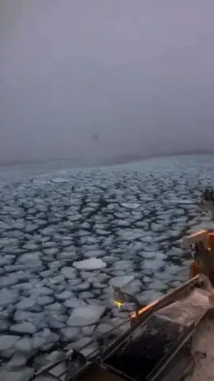 آب دریا یخ میزنه اینجوری 