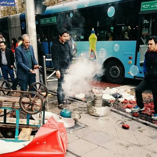 تصویری از برخورد ماموران شهرداری تهران با یک لبوفروش در خ