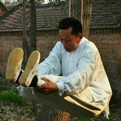مرد 49 ساله چینی که استاد هنرهای رزمی میباشد,برای قوی کرد