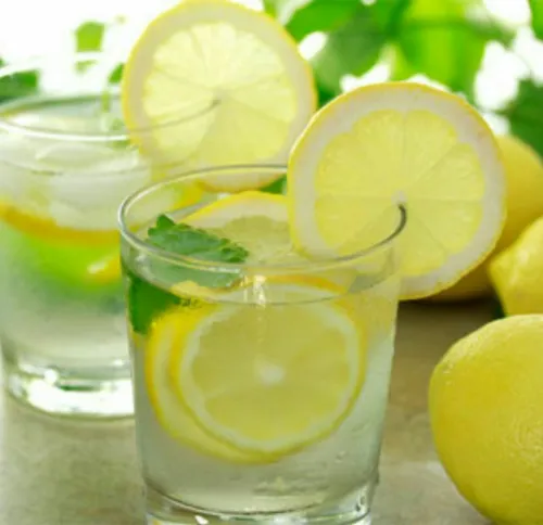 نوشیدن آب گرم با لیمو عامل ضد پیری 🤔