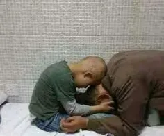 کودک بیماری که در حال دلداری دادن به پدر گریانش است. وقتی