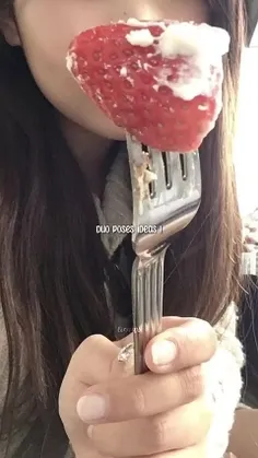 اینجوری با دوستت عکس بنداز🍓