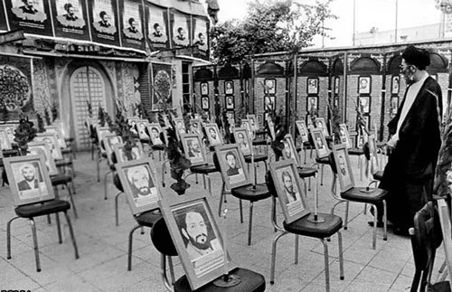 امام خامنه ای در کنار تصاویری از شهدای فاجعه هفتم تیر سال