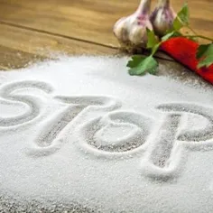 نمک کم مصرف کنید برای داشتن یک پوست جوان و شاداب  باید میزان نمک مصرفی خود را کم کنید.   نمک پوست بد