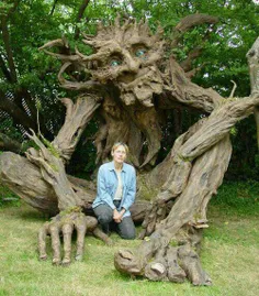 درختی عجیب در لهستان ک شبیه غول رشد کرده و هر ساله بسیاری
