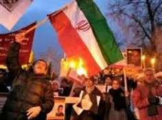 آخه بی همه چیز بی وطن تو با حکومت اگه مشکل داری چرا کل پرچم مقدس ایران رو آتیش میزنی