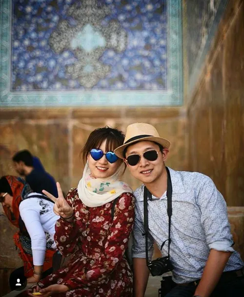 زوج توریست در مسجد شیخ لطف الله اصفهان