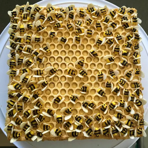 کیک طراحی شده به شکل کندوی زنبور عسل