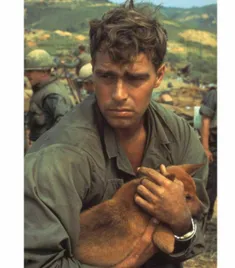 سرباز آمریکایی در جنگ معروف "که سان" یک سگ را از جنگ دور 
