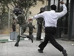 کلیپ حمله به پلیس توسط مرد عصبانی که سه پلیس را با مشت در