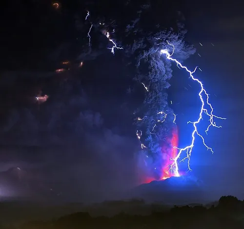 تصویری بسیار زیبا از تلفیقی از رعد و برق و گدازه های آتشف