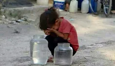 دختر بچه ی #سوری بعد از اینکه آب آشامیدنی پیدا میکنه؛ دبه