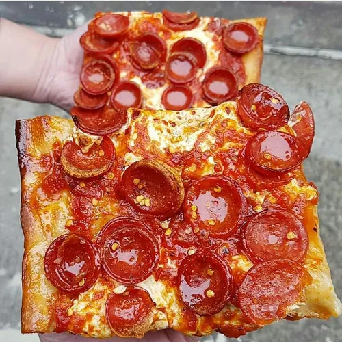 +منو بیشتر دوس داری یا پیتزا رو؟😻