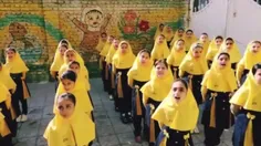همخوانی قطعه «ایران من» همایون شجریان توسط دانش‌آموزان یک دبستان دخترانه در ارومیه