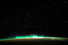 پدپده زیبای شفق قطبی با نور سبز رنگ در اتمسفر فوقانی زمین