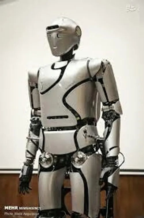 ربات انسان نمای سورنا 4 که توسط جمعی از متخصصان دانشگاه ت