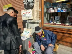 ‏در قرن ۲۱  مرد ایرانی کت و شلوار پوش در کنار خیابون مهره