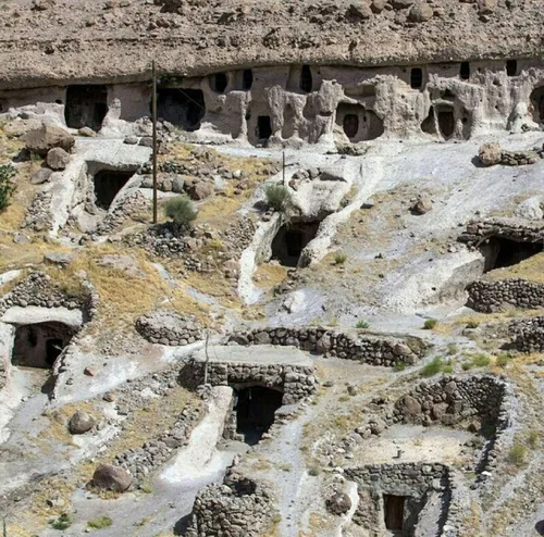 روستای دست کند "میمند" کرمان با بیش از ۱۲ هزار سال قدمت !