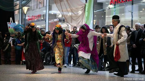 رقص لری ایرانیان مقیم سوئد با لباس زیبای محلی