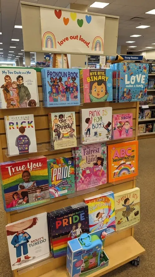 🔺اینجا آمریکا... 
تصویری از کتاب های ترویج همجنس بازی برای کودکان!

غرب کثافت را شکلات پیچ میکند برای ساخت یک نسل بی هویت برای دنیای بی هویتِ فردا...