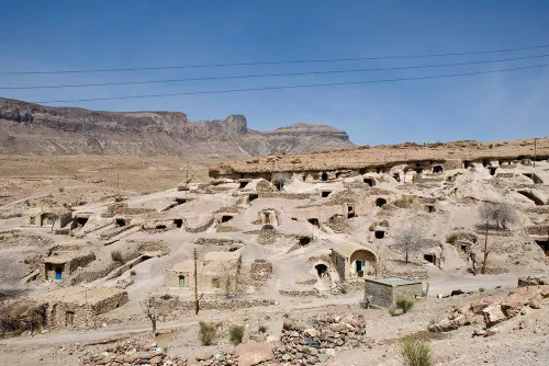 📷 روستای صخره ای و دست کند میمند در استان کرمان که در میر