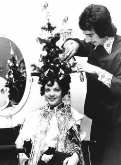 مدل مو طراحی شده برای شب کریسمس که درآن مو شبیه درخت کریس