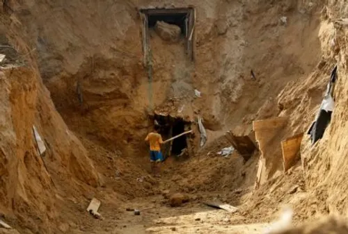 یک مرد فلسطینی در حال کار در محل یک تونل در جنوب نوار غزه