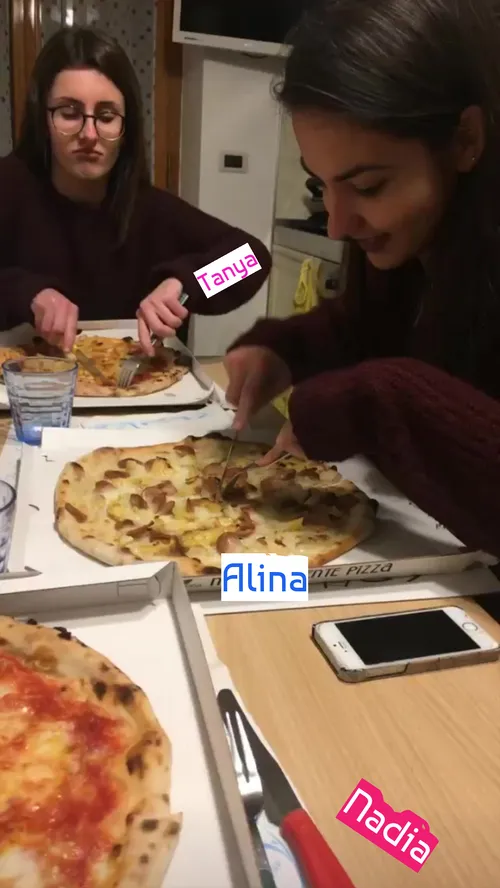 به صرف پیتزا به دعوت دوستان🙈 🍕 🍴 pizza live moscow beauti