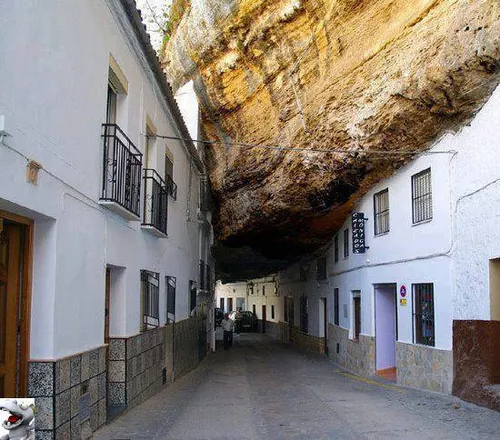 شهری در زیر سنگ ها ....اسپانیا