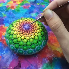 خلق اشکال زیبای رنگی روی سنگ‌ ها