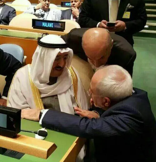 زانو زدن جواد ظریف در مقابل امیر کویت