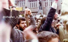 محمد مایلی کهن به همراه علی پروین در راهپیمایی سال 57 مرد