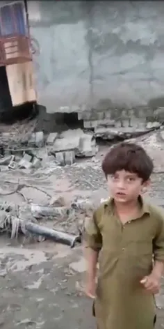 کودک سیل‌زده با لهجه زیبای بلوچستانی می‌گوید: ما از سردی 
